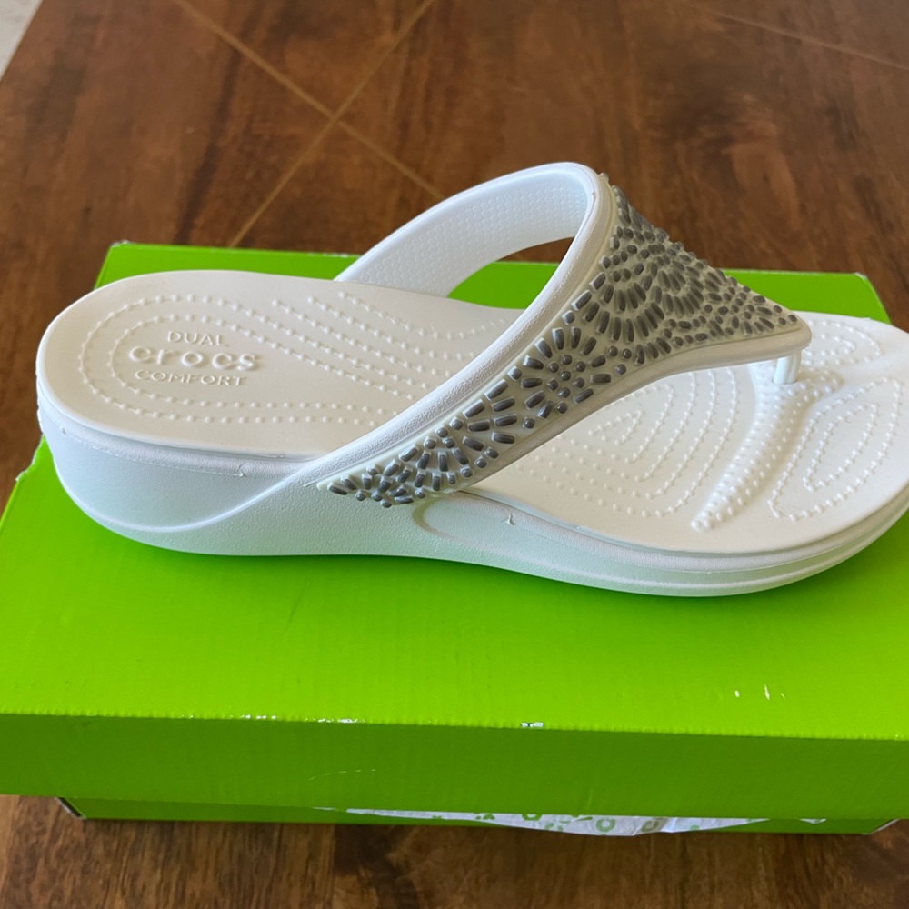 Crocs size 7 platform style flip flops. White with gray stones.